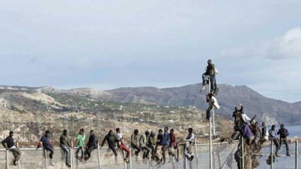 مئة مهاجر يحاولون تجاوز سياج مليلية لدخول اسبانيا
