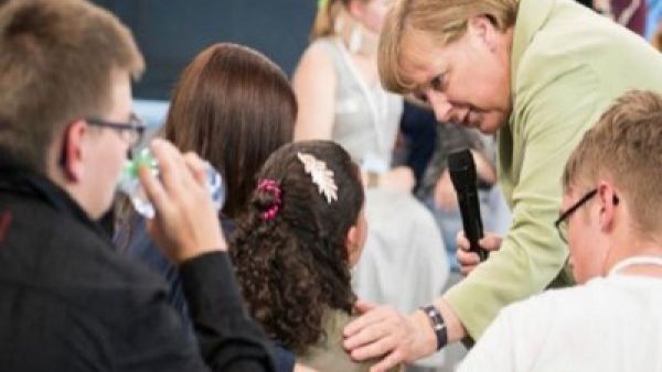 الطفلة الفلسطينية التي بكت امام ميركل لن ترحّل من المانيا
