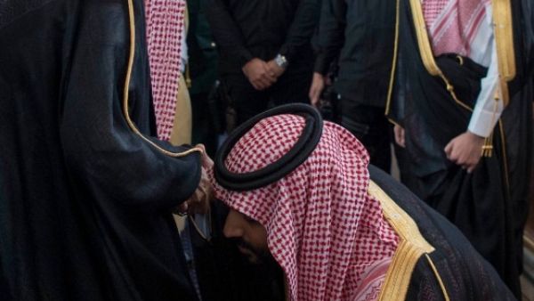 محمد بن سلمان يودّع والده بتقبيل قدمه