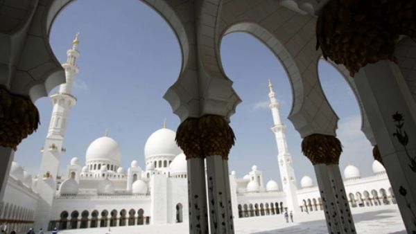 UNITED ARAB EMIRATES, Abu Dhabi : A general view shows the new Sheikh Zayed mosque: the biggest mosque in the United Arab Emirates and the third largest in the world. 
