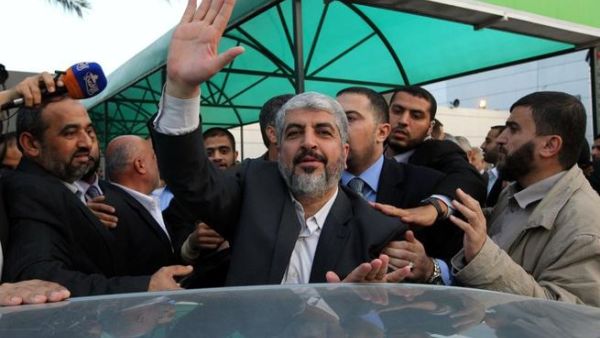 Khaled Meshaal waves as he leaves the Gaza Strip on Monday (AFP PHOTO / HO / ISMAIL HANIYA'S OFFICE)