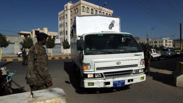 Yemeni soldiers stand guard outside the state security court as suspected Yemeni al-Qaeda militants arrive in a truck for their trial. (AFP PHOTO/ MOHAMMED HUWAIS)