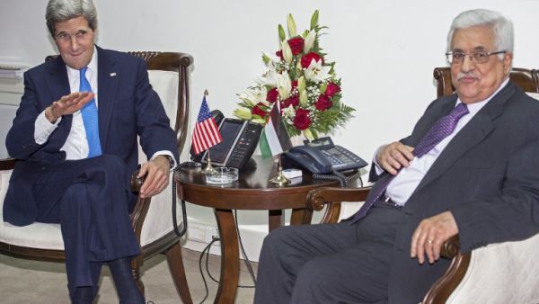 US Secretary of State John Kerry (L) gestures as he meets privately with Palestinian President Mahmoud Abbas (R) in Ramallah. (RICHARDS/AFP)