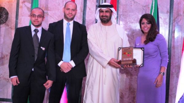 الرئيس التنفيذي للشركة، سلمان البدران يتسلم الجائزة