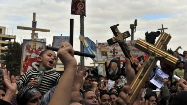 اقباط يتظاهرون مام مبنى الاذاعة والتلفزيون في القاهرة
