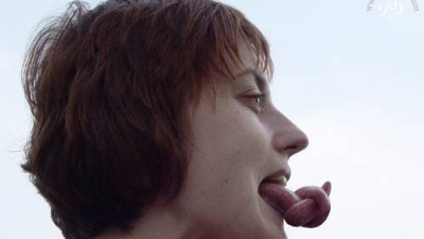 الصورة حقيقية.. لصاحبة اطول لسان