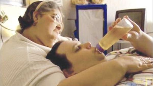 يرضع في حضن ماما