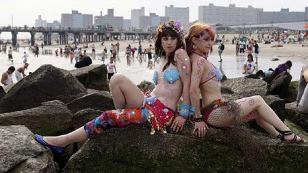 حوريات على الصخور