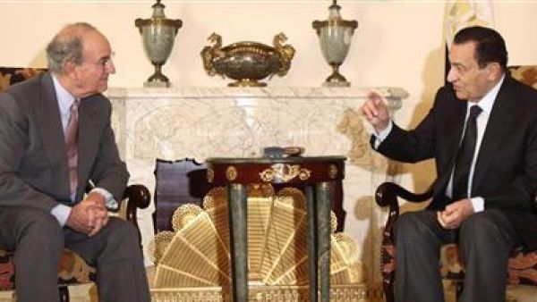 المبعوث الامريكي للشرق الاوسط جورج ميتشل خلال الاجتماع بالرئيس المصري حسني مبارك في القاهرة