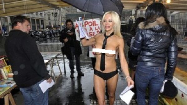 لي تتجول عارية في الشوارع وتلتقي المؤيدين