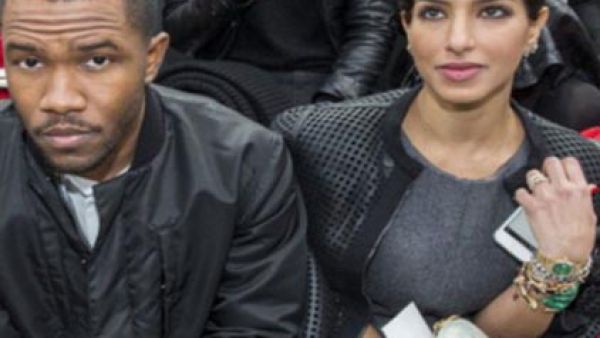 جالسة بجانبه بدون محرم