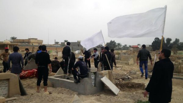 Men gather for the funeral of a person killed in fighting with Iraqi forces in the Anbar provincial capital of Ramadi, west of Baghdad, on December 31, 2013. [AFP]