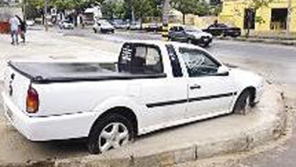 الشاحنة منغرزة