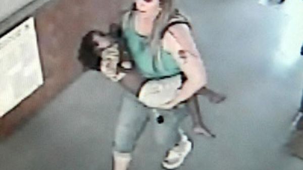 المذيعة تحمل الرضيع هربا من النيران