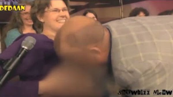 المذيع يرضع