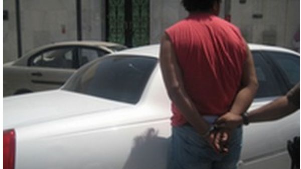 اللص اثناء القبض عليه- سبق