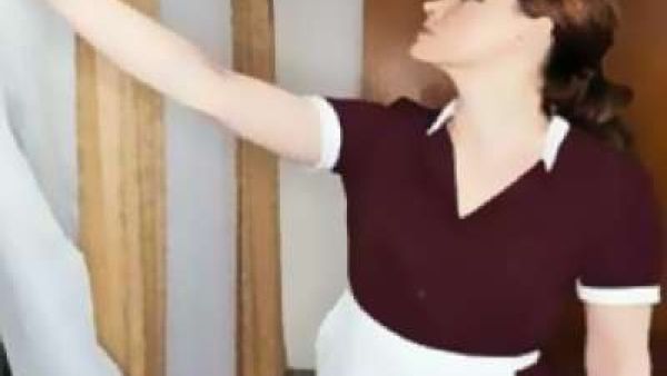 خادمة مغطية