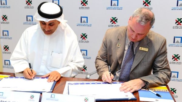 تيري موتياك، نائب مدير جامعة أبوظبي وعبداللطيف الشامسي، مدير عام معهد التكنولوجيا التطبيقية تيري موتياك، نائب مدير جامعة أبوظبي وعبداللطيف الشامسي، مدير عام معهد التكنولوجيا التطبيقية