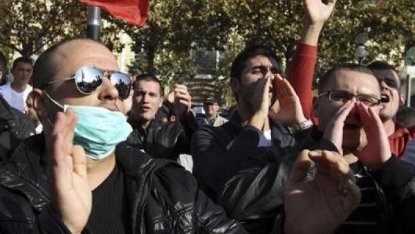 محتجون البان يوم الخميس ضد طلب امريكا من الحكومة الالبانية استضافة منشآة لتدمير اسلحة سوريا الكيماوية