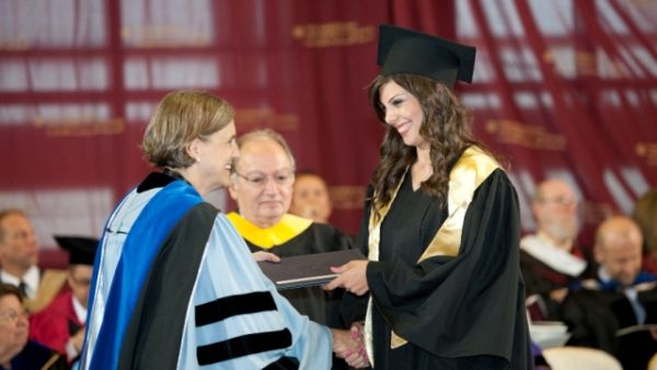 طالبة بكالوريوس تتسلم شهادة التخرج من رئيسة الجامعة الأمريكية بالقاهرة طالبة بكالوريوس تتسلم شهادة التخرج من رئيسة الجامعة الأمريكية بالقاهرة