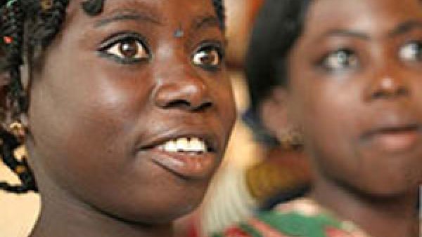 فتيات كامورنيات