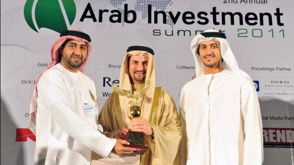أحمد بن علي، نائب أول للرئيس للاتصالات يتسلم الجائزة