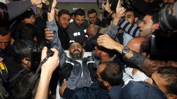 Ayman Sharawneh is greeted by crowds as he arrives in Gaza (AFP Photo)