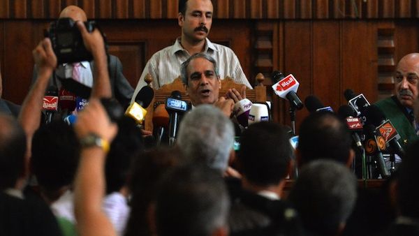 Egyptian judge Mohamed al-Karmouti (C) announces the adjournment of the trial of Muslim Brotherhood Supreme leader Mohamed Badie and 32 other Islamists on August 25, 2013 at a Cairo court. (AFP)