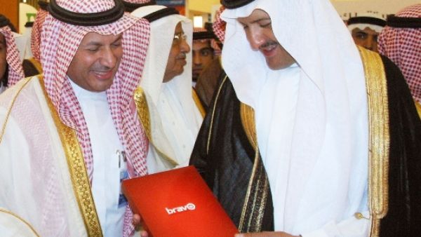 الأمير سلطان بن سلمان بن عبدالعزيز لدى زيارته لجناح شركة برافو يستمع إلى شرح وافٍ من المهندس محمد بن عبدالعزيز العقيل، الرئيس التنفيذي للشركة