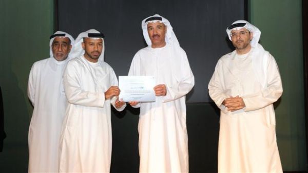 Carrefour employees receiving their certificate of recognition from Hussain Nasser Lootah, Director General of Dubai Municipality