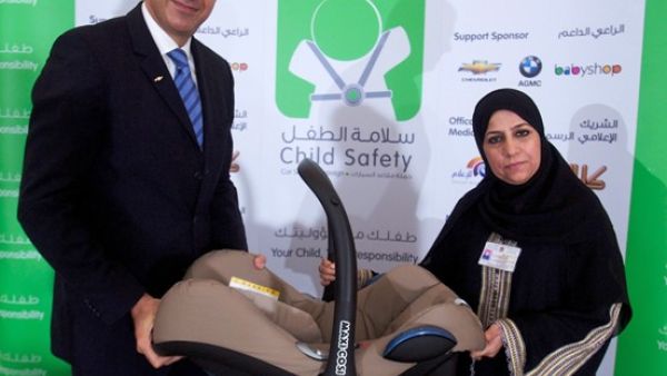 لؤي الشرفاء، مدير التسويق الإقليمي لشفروليه يسلم كرسي للأطفال إلى سارة تيمور من مستشفى القاسمي
