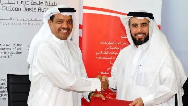 Juma Al Matrooshi, Executive VP Corporate Excellence at Dubai Silicon Oasis Authority and Essa Abdul Rahman Al Doosari, CEO of RTA's Public Transport Agency shaking hands