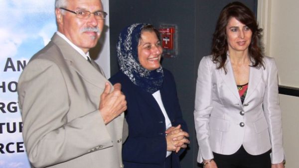 الدكتور باتريك ماكغريفي، عميد كلية الآداب والعلوم والبروفسورة نسرين غدّار، رئيسة دائرة الهندسة الميكانيكية ورئيسة اللجنة الموجهة للمعهد