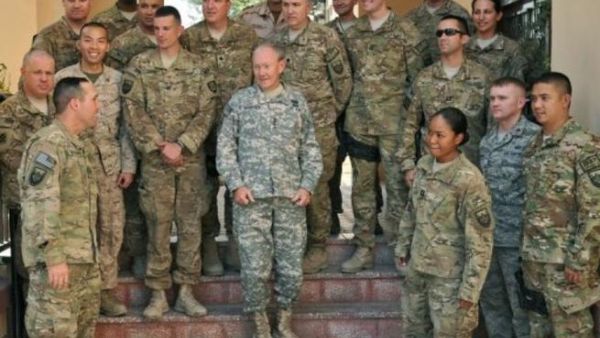 رئيس اركان الجيش الاميركي الجنرال مارتن ديمبسي يتوسط جنودا من القوات الدولية في افغانستان