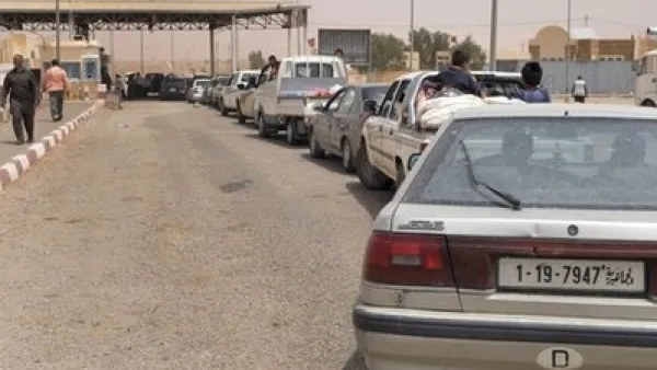 مدنيون ليبيون يفرون من المعارك الى تونس عبر معبر الذهيبة