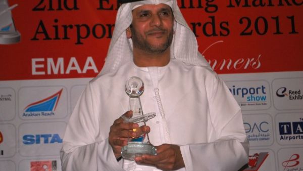 خالد المزروعي، المدير العام لمطار الفجيرة الدولي، خلال تسلمه جائزة شخصية العام