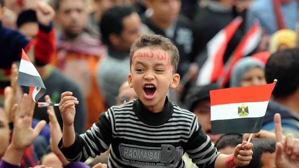 فتى صغير يهتف في أحد المظاهرات