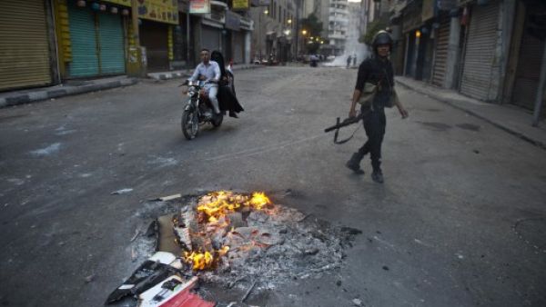 An Egyptian riot policeman takes position in Al Jumhuria street in downtown Cairo during clashes with Muslim Brotherhood supporters of Egypt's ousted Islamist president Mohamed Morsi on October 6, 2013. (AFP)
