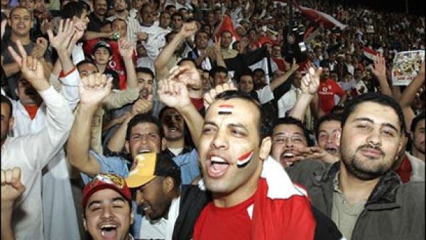 200 مصابا في اشتباكات بميدان التحرير 200 مصابا في اشتباكات بميدان التحرير