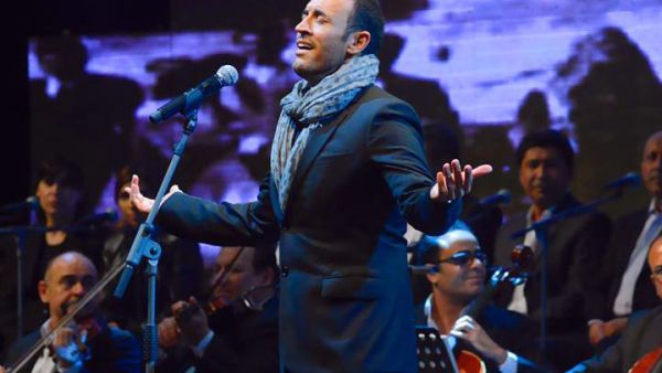 Kazem El Saher put his coat on for a hot performance in Lebanon. (Image: Facebook)