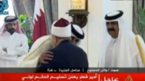 The crafty kiss that shocked Qatar. (Screen grab image courtesy of Gulf News)