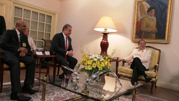 Etihad Airways Senior Vice President and CEO James Hogan discussing opportunities to boost trade and tourism with the President of the Republic of Philippines