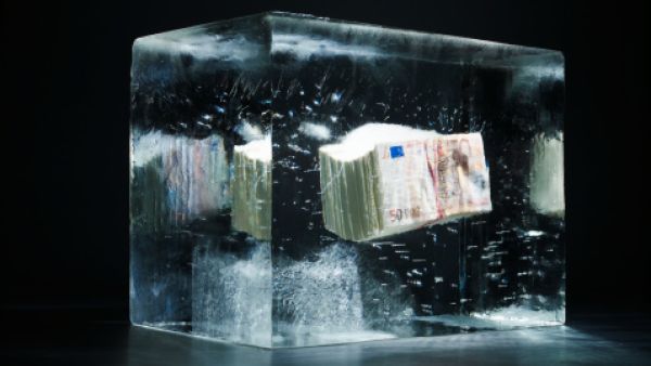 كان وزير الطاقة الجزائري يوسف يوسفي، قد أشار إلى احتمال تأثر أسعار النفط والطلب عليه بالأزمة الاقتصادية الأوروبية