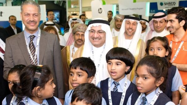 الشيخ محمد بن راشد المكتوم خلال زيارته للمعرض الشيخ محمد بن راشد المكتوم خلال زيارته للمعرض