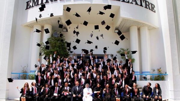 صورة تذكارية للخريجين صورة تذكارية للخريجين