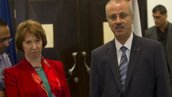 Palestinian Prime Minister Rami Hamdallah (R) and the EU High Representative Catherine Ashton (L) address the medias in the West Bank town of Ramallah on June 19, 2013. (Source: AFP / AHMAD GHARABLI)