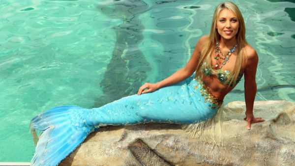 A professional mermaid has swam out in support of the Atlantis hotel group after ‘Splash’ star Daryl Hannah said its Dubai hotel offered a “fake” experience and plastic culture. (Photo courtesy of Beauty Rush)