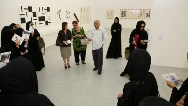 طالبات جامعة زايد في زيارة للفنان حسن شريف في معرضه "تجارب وأشياء"
