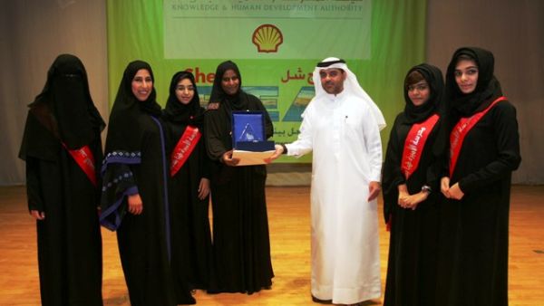 Omar Al Qurashi, Director of Communications at Shell with winners of BEA Award