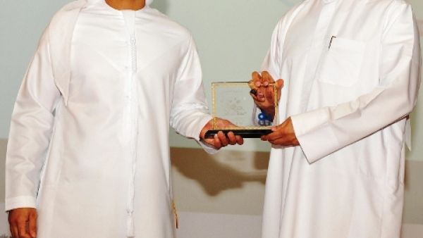 الشيخ منصور بن محمد بن راشد آل مكتوم يسلم لوحة تذكارية إلى فريد فريدوني، الرئيس التنفيذي للشؤون التجارية في دو